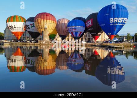 Le mongolfiere si gonfiano e si allacciano da Bristol Harbourside la mattina presto, quando inizia il conto alla rovescia per la Bristol International Balloon Fiesta del 2023 ad Ashton Court Estate in agosto. Data foto: Giovedì 20 luglio 2023. Foto Stock