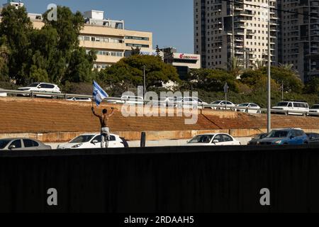 Manifestazione contro il governo di Netanyahu alla stazione ferroviaria hashalom di Tel Aviv, luglio 2023/ Foto Stock