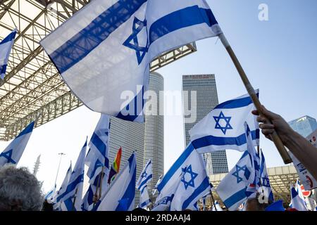 Manifestazione contro il governo di Netanyahu alla stazione ferroviaria hashalom di Tel Aviv, luglio 2023 Foto Stock