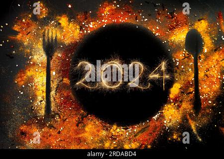 Silhouette di un piatto, cucchiaio e forchetta su sfondo scuro realizzati con spezie. 2024 scritto con scintille, festa di capodanno Foto Stock