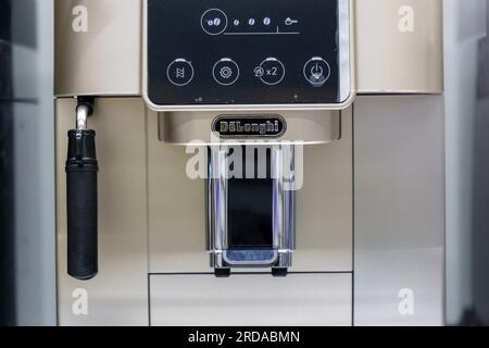 Tyumen, Russia-05 maggio 2023: Macchina per caffè cappuccino con logo Delonghi. Messa a fuoco selettiva Foto Stock