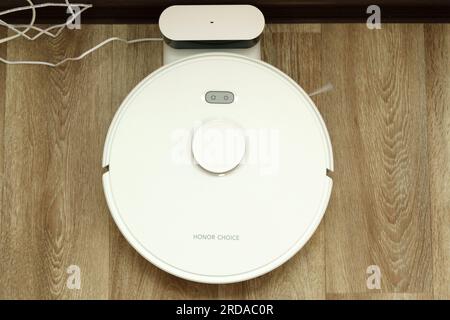 Tyumen, Russia-25 giugno 2023: Smart robot Vacuum CHOICE robot Cleaner R2. L'aspirapolvere robot esegue la pulizia automatica dell'appartamento. Foto Stock