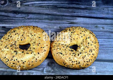 Cracker rotondi croccanti bastoncini ricoperti di sesamo, finocchio, anice e semi di baraka da semi neri o nigella sativa, appena sfornati e pronti Foto Stock