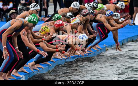 Fukuoka, Giappone. 20 luglio 2023. I nuotatori iniziano durante i 4x1500m misti in acque aperte dei Campionati mondiali di acquacoltura 2023 svoltisi a Fukuoka, in Giappone, il 20 luglio 2023. Crediti: Zhang Xiaoyu/Xinhua/Alamy Live News Foto Stock