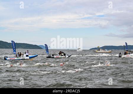 Fukuoka, Giappone. 20 luglio 2023. I nuotatori gareggiano durante i 4x1500m misti in acque aperte dei Campionati mondiali di acquacoltura 2023 svoltisi a Fukuoka, in Giappone, il 20 luglio 2023. Crediti: Zhang Xiaoyu/Xinhua/Alamy Live News Foto Stock