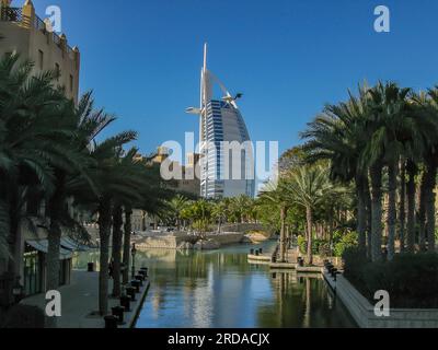 Vista del burj al Arab Hotel dal ponte sul canale nel Souk Madinat Jumeirah, Dubai, Emirati Arabi Uniti Foto Stock