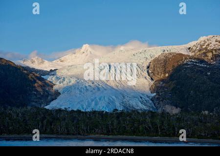 Luce mattutina sul ghiacciaio dell'Aquila nel Parque Nacional de Alberto Agostini nel Cile meridionale Foto Stock