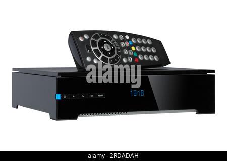 Decoder TV e telecomando isolati su sfondo bianco. Foto Stock