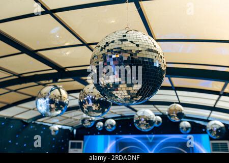 Decorazioni per feste con balle a mosaico a specchio lucide che riflettono la luce in diverse direzioni. Foto Stock