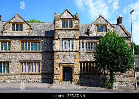 Vista frontale della Chard Preparatory School lungo Fore Street nella città vecchia, Chard, Somerset, Regno Unito, Europa. Foto Stock