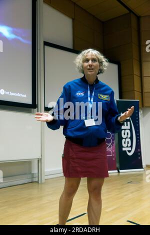 Astronauta della NASA in pensione, Dorothy Marie 'Dottie' Metcalf-Lindenburger, rivolgendosi ai bambini delle scuole, durante la missione ISSET alla Guy's Medical School, King's College, Londra Foto Stock