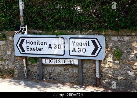 Indicazioni stradali sulla A30 lungo High Street che mostrano le indicazioni per Honiton, Exeter e Yeovil nel centro città, Chard, Somerset, UK, Europe Foto Stock