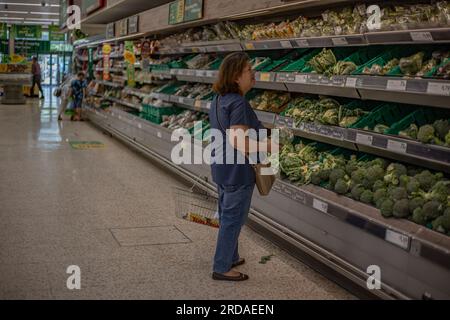 Frutta e verdura fresche sullo scaffale del supermercato. Londra Inghilterra Foto Stock