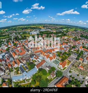 La bella cittadina di Aichach, sul fiume Paar in Baviera, dall'alto Foto Stock
