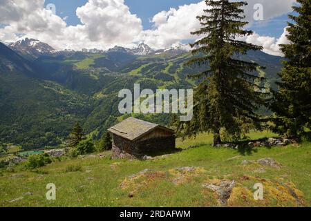 Vista panoramica da un sentiero escursionistico sopra Bozel verso la stazione sciistica di Courchevel, Alpi francesi settentrionali, Tarentaise, Savoie, Francia Foto Stock