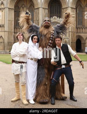 Peterborough, Regno Unito. 18 luglio 2023. Luke Skywalker, Princess Leia, Chewbacca e Han solo posano fuori dalla Cattedrale di Peterborough prima che una delle più grandi collezioni private di fan di Star Wars al mondo possa essere vista nella magnifica Cattedrale di Peterborough dal 19 luglio. La mostra, galassie non ufficiali, presso la Cattedrale di Peterborough, comprende oltre 120 mostre, con un Land Speeder a grandezza naturale in mostra insieme a giocattoli e oggetti rari di Star Wars. Peterborough, Cambridgeshire, Regno Unito. Credito: Paul Marriott/Alamy Live News Foto Stock