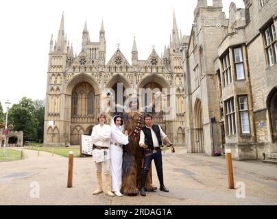 Peterborough, Regno Unito. 18 luglio 2023. Luke Skywalker, Princess Leia, Chewbacca e Han solo posano fuori dalla Cattedrale di Peterborough prima che una delle più grandi collezioni private di fan di Star Wars al mondo possa essere vista nella magnifica Cattedrale di Peterborough dal 19 luglio. La mostra, galassie non ufficiali, presso la Cattedrale di Peterborough, comprende oltre 120 mostre, con un Land Speeder a grandezza naturale in mostra insieme a giocattoli e oggetti rari di Star Wars. Peterborough, Cambridgeshire, Regno Unito. Credito: Paul Marriott/Alamy Live News Foto Stock