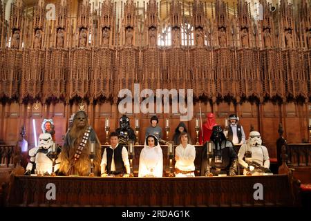 Peterborough, Regno Unito. 18 luglio 2023. Personaggi tra cui Dart Fener, Stormtroopers, Luke Skywalker, Princess Leia, Chewbacca Han solo all'interno della Cattedrale di Peterborough, prima che una delle più grandi collezioni di fan privati di Star Wars al mondo possa essere vista nella magnifica Cattedrale di Peterborough dal 19 luglio. La mostra, galassie non ufficiali, presso la Cattedrale di Peterborough, comprende oltre 120 mostre, con un Land Speeder a grandezza naturale in mostra insieme a giocattoli e oggetti rari di Star Wars. Peterborough, Cambridgeshire, Regno Unito. Credito: Paul Marriott/Alamy Live News Foto Stock