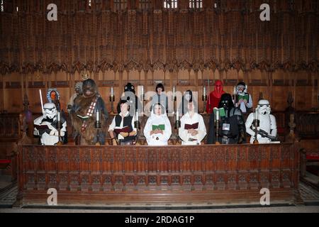 Peterborough, Regno Unito. 18 luglio 2023. Personaggi tra cui Dart Fener, Stormtroopers, Luke Skywalker, Princess Leia, Chewbacca Han solo all'interno della Cattedrale di Peterborough, prima che una delle più grandi collezioni di fan privati di Star Wars al mondo possa essere vista nella magnifica Cattedrale di Peterborough dal 19 luglio. La mostra, galassie non ufficiali, presso la Cattedrale di Peterborough, comprende oltre 120 mostre, con un Land Speeder a grandezza naturale in mostra insieme a giocattoli e oggetti rari di Star Wars. Peterborough, Cambridgeshire, Regno Unito. Credito: Paul Marriott/Alamy Live News Foto Stock