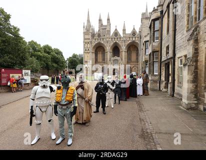 Peterborough, Regno Unito. 18 luglio 2023. Una delle più grandi collezioni di fan privati di Star Wars al mondo può essere vista nella magnifica Cattedrale di Peterborough dal 19 luglio. La mostra, galassie non ufficiali, presso la Cattedrale di Peterborough, comprende oltre 120 mostre, con un Land Speeder a grandezza naturale in mostra insieme a giocattoli e oggetti rari di Star Wars. Peterborough, Cambridgeshire, Regno Unito. Credito: Paul Marriott/Alamy Live News Foto Stock