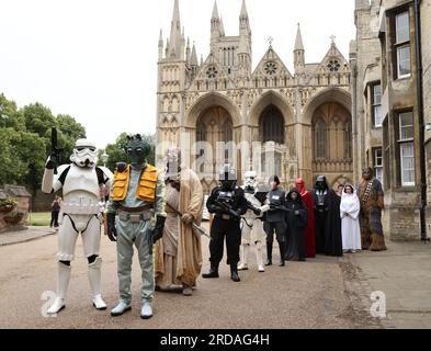 Peterborough, Regno Unito. 18 luglio 2023. Una delle più grandi collezioni di fan privati di Star Wars al mondo può essere vista nella magnifica Cattedrale di Peterborough dal 19 luglio. La mostra, galassie non ufficiali, presso la Cattedrale di Peterborough, comprende oltre 120 mostre, con un Land Speeder a grandezza naturale in mostra insieme a giocattoli e oggetti rari di Star Wars. Peterborough, Cambridgeshire, Regno Unito. Credito: Paul Marriott/Alamy Live News Foto Stock