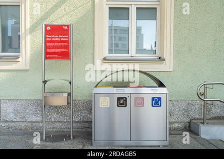 Villach, Austria. 18 luglio 2023. Cartello per la stazione non fumatori all'aperto della stazione ferroviaria nel centro della città Foto Stock