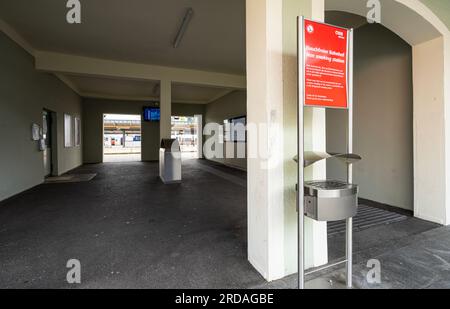 Villach, Austria. 18 luglio 2023. Cartello per la stazione non fumatori all'aperto della stazione ferroviaria nel centro della città Foto Stock