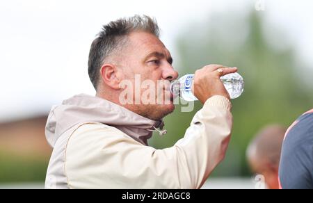 Il manager di Crawley Scott Lindsey durante la partita amichevole pre-stagionale tra Crawley Town e Crystal Palace al Broadfield Stadium , Crawley , Regno Unito - 19 luglio 2023 Foto Stock