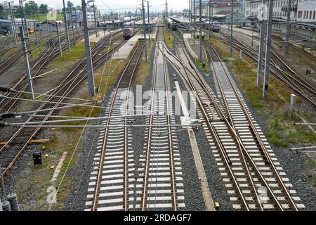 Villach, Austria. 18 luglio 2023. Vista panoramica dei binari della stazione ferroviaria nel centro della città Foto Stock