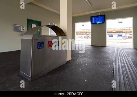 Villach, Austria. 18 luglio 2023. i contenitori per la raccolta differenziata nella stazione ferroviaria del centro città Foto Stock