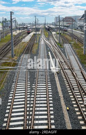 Villach, Austria. 18 luglio 2023. Vista panoramica dei binari della stazione ferroviaria nel centro della città Foto Stock