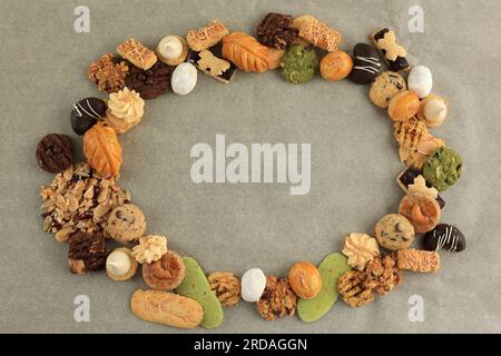 Varie cornici per biscotti Kue Lebaran, spazio per la copia nel centro Foto Stock