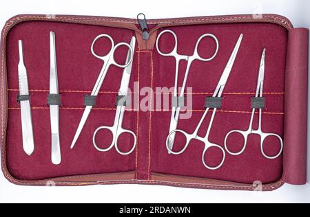 Lastra piatta di strumenti medici su sfondo bianco, forbici mediche set in valigetta Foto Stock