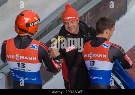 Toni Eggert und Sascha Benecken und Rodel Bundestrainer Norbert Loch Jubel, Freude, jubilation, positive, positive, positive, 1) Viessmann Rennrodel Weltcup in Igls, Österreich am 24.11.2012 Foto Stock