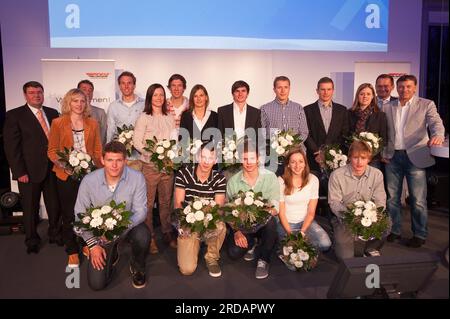 Gewinner Goldener Ski 2012 - Die Preisträger 2012 in den verschiedenen Disziplinen sind: Biathlon – Magdalena Neuner (SC Wallgau)/Andreas Birnbacher (SC Schleching), Langlauf – Katrin Zeller (SC Oberstdorf)/Tobias Angerer (SC Vachendorf), Nordische Kombination – Tino Edelmann (SCM Zella-Mehlis), Skenag Gräßler (SC), Kispenag Nickelhütte), (SC) Alpin – Viktoria Rebensburg (SC Kreuth)/Fritz Dopfer (SC Garmisch), Ski Cross – Julia Eichinger (SV Neureichenau). Die Preisträger der Newcomer des Jahres 2012 sind: Thomas Dreßen (Alpin/TSV Gilching), Franziska Preuß (B. Foto Stock