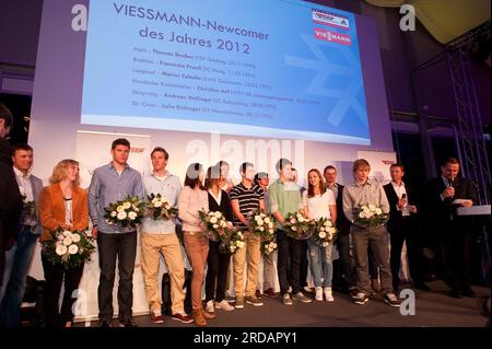 Gewinner Goldener Ski 2012 - Die Preisträger 2012 in den verschiedenen Disziplinen sind: Biathlon – Magdalena Neuner (SC Wallgau)/Andreas Birnbacher (SC Schleching), Langlauf – Katrin Zeller (SC Oberstdorf)/Tobias Angerer (SC Vachendorf), Nordische Kombination – Tino Edelmann (SCM Zella-Mehlis), Skenag Gräßler (SC), Kispenag Nickelhütte), (SC) Alpin – Viktoria Rebensburg (SC Kreuth)/Fritz Dopfer (SC Garmisch), Ski Cross – Julia Eichinger (SV Neureichenau). Die Preisträger der Newcomer des Jahres 2012 sind: Thomas Dreßen (Alpin/TSV Gilching), Franziska Preuß (B. Foto Stock