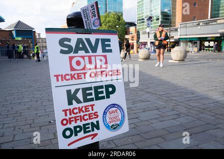 Bromley UK. 20 luglio 2023. I membri della RMT posizionano i cartelli "Save Out Ticket Office" fuori dalla stazione di Bromley South per salvare centinaia di biglietterie, poiché Rail Delivery Group ha annunciato l'intenzione di chiudere fino a 1.000 biglietterie in tutta l'Inghilterra nei prossimi tre anni. Credito: Glosszoom/Alamy Live News Foto Stock