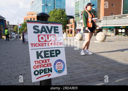 Bromley UK. 20 luglio 2023. I membri della RMT posizionano i cartelli "Save Out Ticket Office" fuori dalla stazione di Bromley South per salvare centinaia di biglietterie, poiché Rail Delivery Group ha annunciato l'intenzione di chiudere fino a 1.000 biglietterie in tutta l'Inghilterra nei prossimi tre anni. Credito: Glosszoom/Alamy Live News Foto Stock