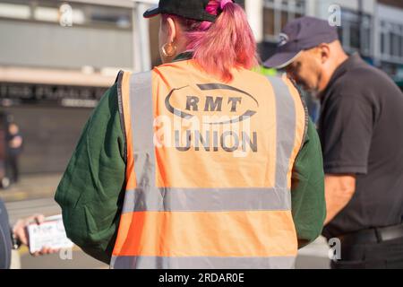 Bromley UK. 20 luglio 2023. I membri della RMT distribuiscono volantini fuori dalla stazione di Bromley South cercando di salvare centinaia di biglietterie mentre Rail Delivery Group ha annunciato l'intenzione di chiudere fino a 1.000 biglietterie in tutta l'Inghilterra nei prossimi tre anni. Credito: Glosszoom/Alamy Live News Foto Stock