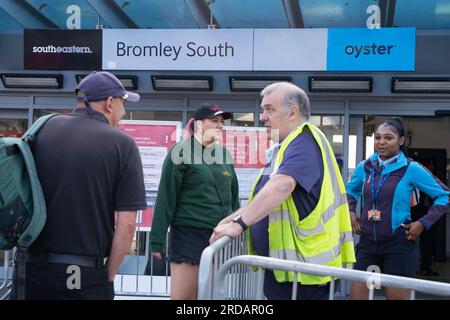 Bromley UK. 20 luglio 2023. Il personale del Southeastern dà indicazioni ai pendolari fuori dalla stazione ferroviaria di Bromley questa mattina, quando la RMT union avrà tre giorni di sciopero giovedì 20 luglio, sabato 22 luglio e sabato 29 luglio. Credito: Glosszoom/Alamy Live News Foto Stock