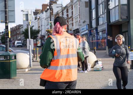 Bromley UK. 20 luglio 2023. I membri della RMT distribuiscono volantini ai pendolari del mattino fuori dalla stazione di Bromley South cercando di salvare centinaia di biglietterie, mentre Rail Delivery Group ha annunciato l'intenzione di chiudere fino a 1.000 biglietterie in tutta l'Inghilterra nei prossimi tre anni. Credito: Glosszoom/Alamy Live News Foto Stock