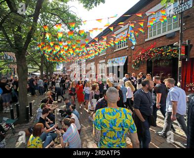 Godendo del Manchester Pride Festival, festività di agosto presso il Gay Village, Canal St, Manchester, Inghilterra, Regno Unito, M1 6JB Foto Stock