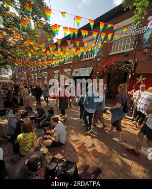 Godendo del Manchester Pride Festival, festività di agosto presso il Gay Village, Canal St, Manchester, Inghilterra, Regno Unito, M1 6JB Foto Stock