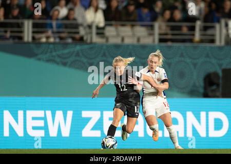 Auckland, nuova Zelanda. 20 luglio 2023. Betsy Hassett (12 nuova Zelanda) e Thea Bjelde (13 Norvegia) durante la partita di calcio del gruppo FIFA Womens World Cup 2023 tra nuova Zelanda e Norvegia all'Eden Park di Auckland, nuova Zelanda. (Ane Frosaker/SPP) credito: SPP Sport Press Photo. /Alamy Live News Foto Stock