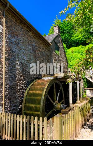 Il mulino ad acqua River Avill con una ruota di legno a Dunster Castle, Somerset, Inghilterra, Regno Unito Foto Stock