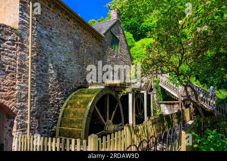 Il mulino ad acqua River Avill con una ruota di legno a Dunster Castle, Somerset, Inghilterra, Regno Unito Foto Stock