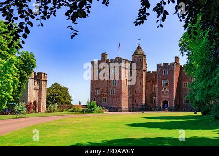 La storica Great Gatehouse (a sinistra) del XIV secolo e l'edificio principale del castello a Dunster, Somerset, Inghilterra, Regno Unito Foto Stock