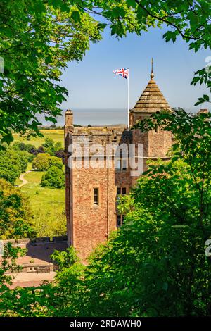 Castello di Dunster con il canale di Bristol Beyond, Somerset, Inghilterra, Regno Unito Foto Stock