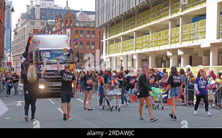 Tesco alla sfilata del Manchester Pride Festival, 36 Whitworth Street, Manchester, Inghilterra, Regno Unito, M1 3NR Foto Stock