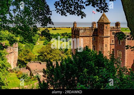 Castello di Dunster con il canale di Bristol Beyond, Somerset, Inghilterra, Regno Unito Foto Stock